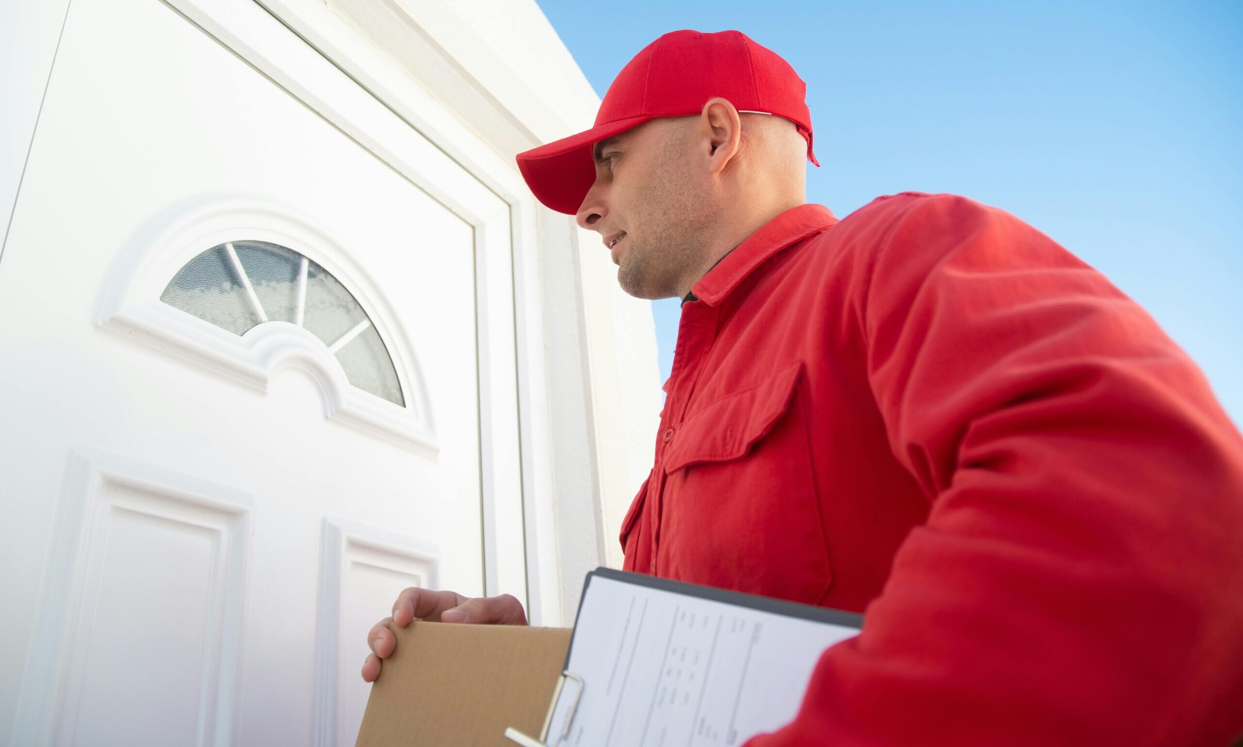 Vendedor presionando a firmar